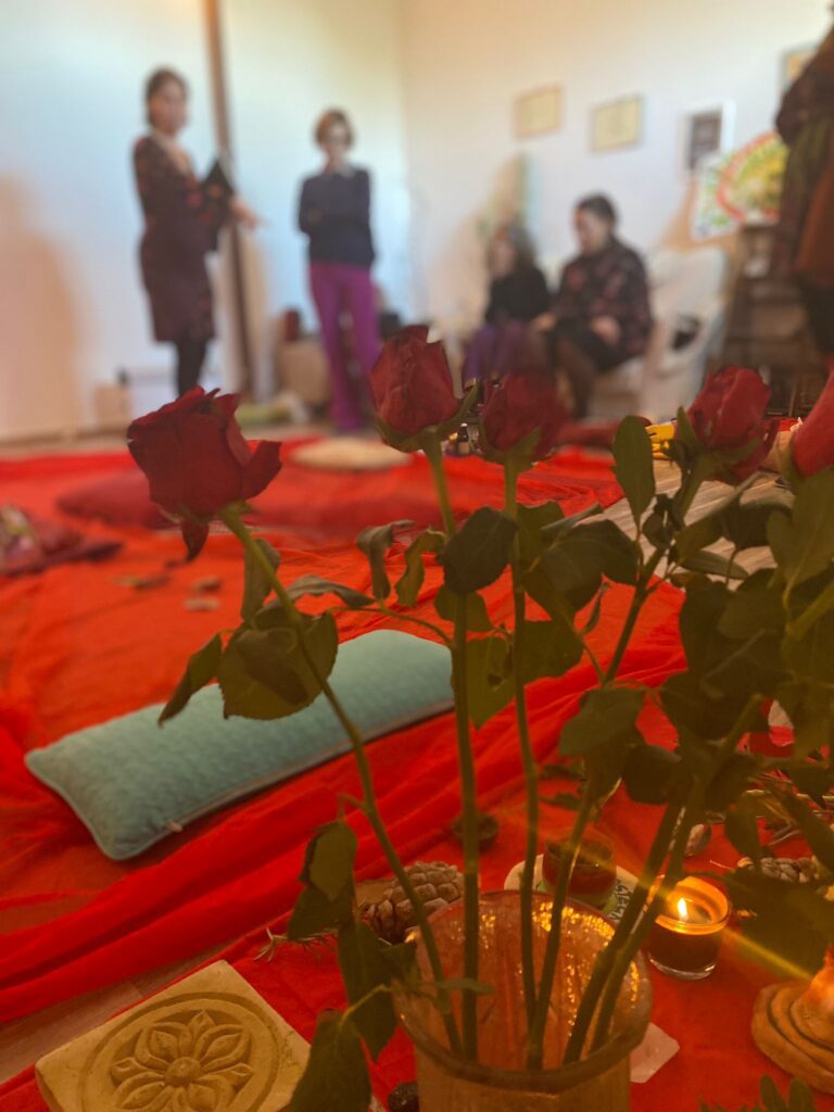 Ritratto di donne adulte che partecipano a una cerimonia per attivare il potere creativo e femminile legato al primo sangue