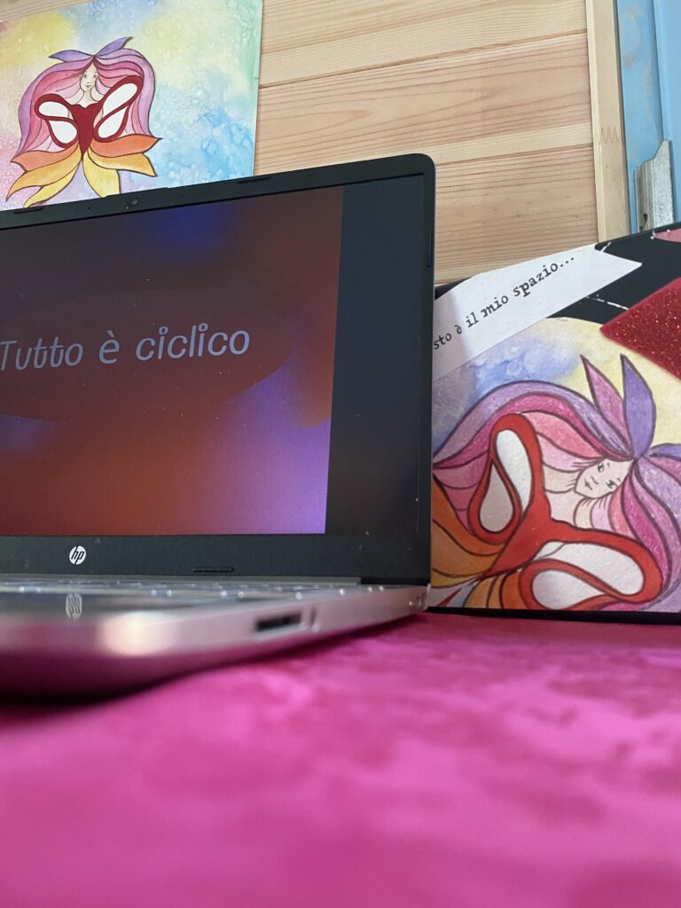 Immagine di uno schermo di computer che mostra la pagina web dedicata ai percorsi online della Fata del Grembo per genitori. Sullo schermo si vede lo schema sulla matrice ciclica