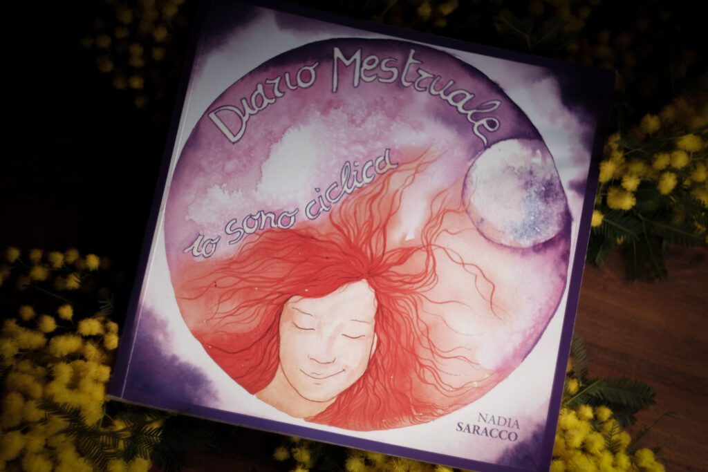 Immagine della copertina del diario mestruale "IO SONO CICLICA", con simboli che rappresentano la ciclicità femminile.