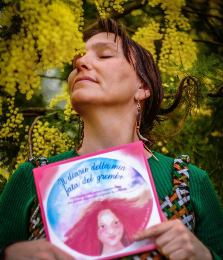 Immagine di Nadia Saracco con il diario "Il Diario della Mia Fata del Grembo": Nadia Saracco tiene in mano "Il Diario della Mia Fata del Grembo", un diario per bambine dedicato al primo anno di ciclo dopo il menarca